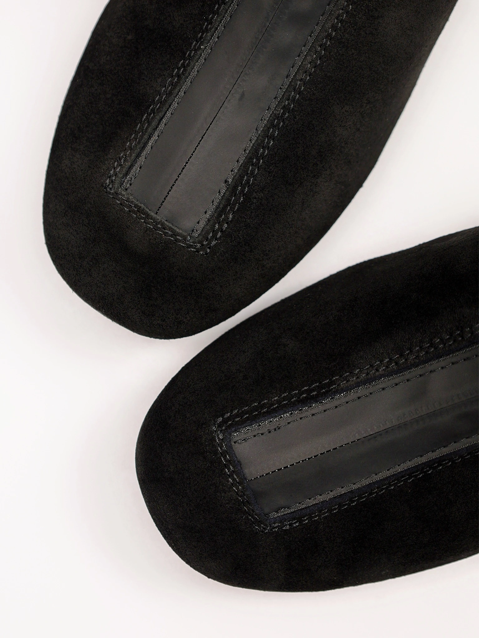 Ботинки черного цвета с декоративным замком спереди из натуральной замши